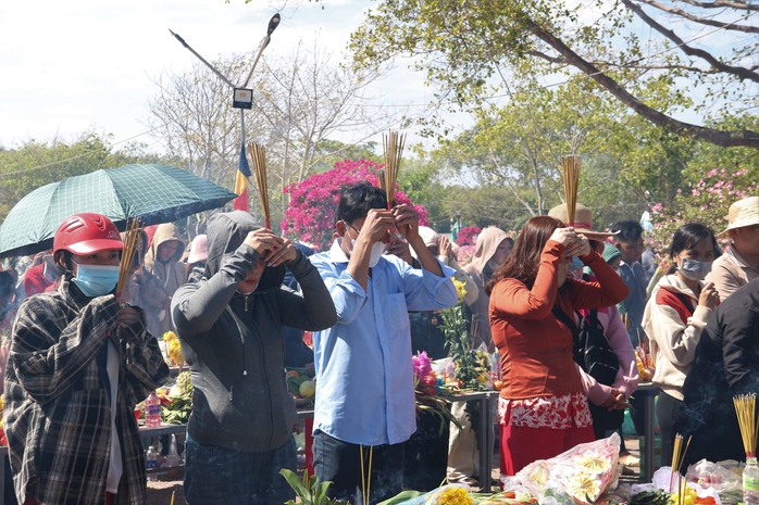 VIDEO: M&ugrave;ng 5 Tết, &ldquo;biển người&rdquo; đổ về Mẹ Nam Hải xin lộc đầu năm - Ảnh 7.