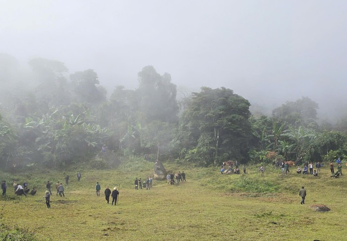 Ng&agrave;y xu&acirc;n, l&ecirc;n lưng chừng n&uacute;i xem người M&ocirc;ng chọi b&ograve; - Ảnh 1.
