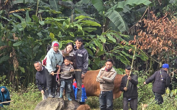 Ng&agrave;y xu&acirc;n, l&ecirc;n lưng chừng n&uacute;i xem người M&ocirc;ng chọi b&ograve; - Ảnh 8.