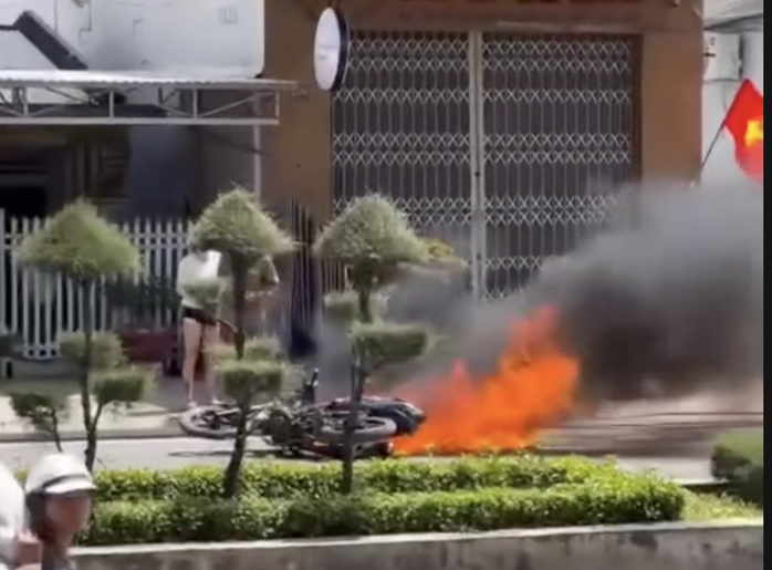 Kh&aacute;nh H&ograve;a: Bắt đối tượng chống đối CSGT rồi đốt xe - Ảnh 2.