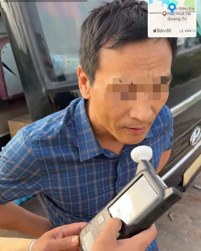 T&agrave;i xế kh&ocirc;ng bằng l&aacute;i v&agrave; vi phạm nồng độ cồn chở 41 kh&aacute;ch v&agrave;o TP HCM - Ảnh 1.