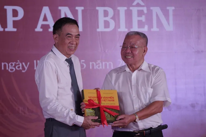 Một danh nh&acirc;n ở Hải Ph&ograve;ng sở hữu 18 bảo vật quốc gia  - Ảnh 8.