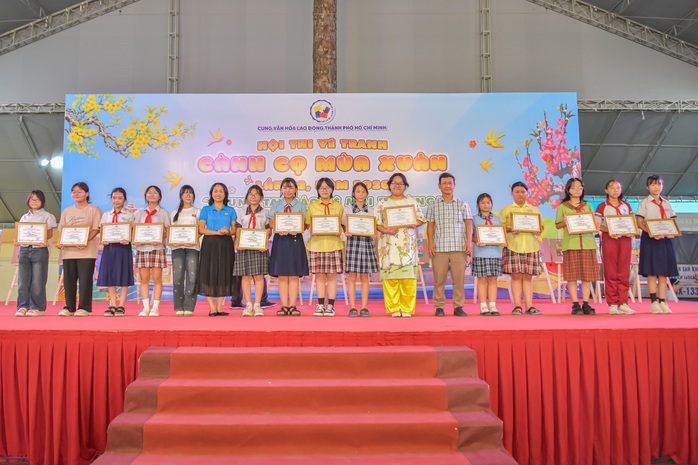 Con đo&agrave;n vi&ecirc;n, người lao động th&iacute;ch th&uacute; với hội thi vẽ tranh v&agrave;o ng&agrave;y Tết - Ảnh 5.