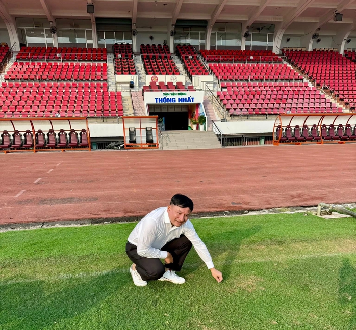 Doanh nh&acirc;n khao kh&aacute;t vực dậy b&oacute;ng đ&aacute; TP HCM - Ảnh 2.