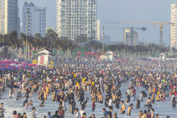 Vũng T&agrave;u: Cứu th&agrave;nh c&ocirc;ng 17 trường hợp gặp sự cố khi tắm biển - Ảnh 1.