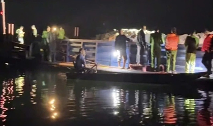 Lật t&agrave;u chở kh&aacute;ch tr&ecirc;n hồ Th&aacute;c B&agrave;, 6 người mất t&iacute;ch - Ảnh 1.