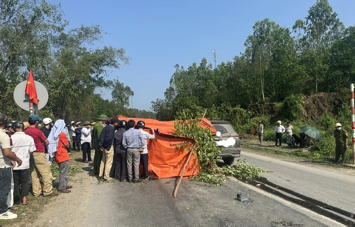 Va chạm &ocirc; t&ocirc; xe m&aacute;y g&acirc;y thương vong cho gia đ&igrave;nh 4 người ở Quảng Trị - Ảnh 1.