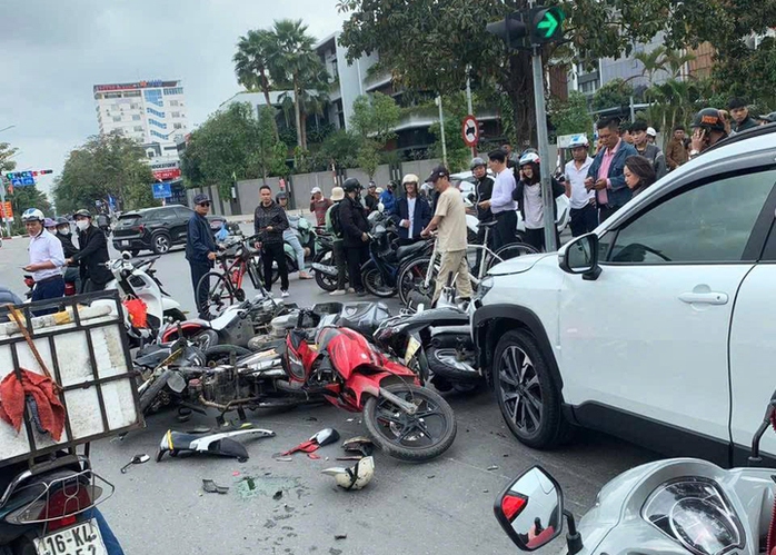 Tai nạn giao th&ocirc;ng Hải Ph&ograve;ng: &Ocirc; t&ocirc; t&ocirc;ng h&agrave;ng loạt xe m&aacute;y chờ đ&egrave;n đỏ , 2 người nhập viện - Ảnh 1.