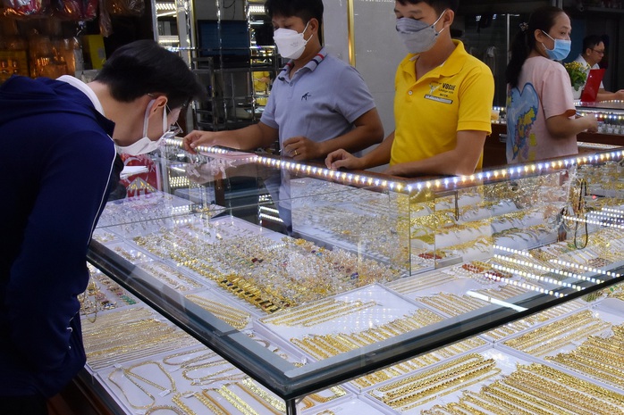 Gi&aacute; v&agrave;ng h&ocirc;m nay 21-2: V&agrave;ng thế giới tăng 107 USD - Ảnh 1.