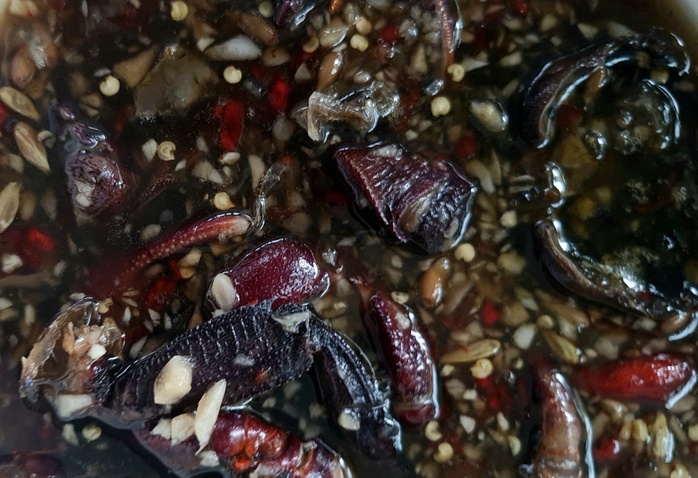 L&yacute; do mắm cua n&uacute;i gi&aacute; 800 . 000 Đồng / kg v&agrave; sự hấp dẫn của đặc sản An Giang - Ảnh 1.