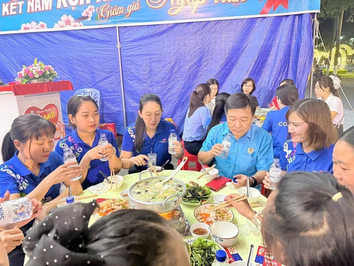 Dốc l&ograve;ng lo Tết cho người lao động - Ảnh 2.