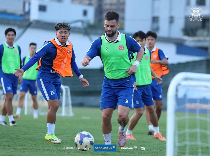 B&oacute;ng đ&aacute; Việt Nam hội qu&acirc;n sau kỳ nghỉ Tết - Ảnh 2.