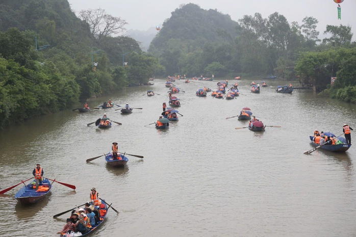 H&agrave;ng ngh&igrave;n du kh&aacute;ch "đội mưa" khai hội Ch&ugrave;a Hương 2026 - Ảnh 4.