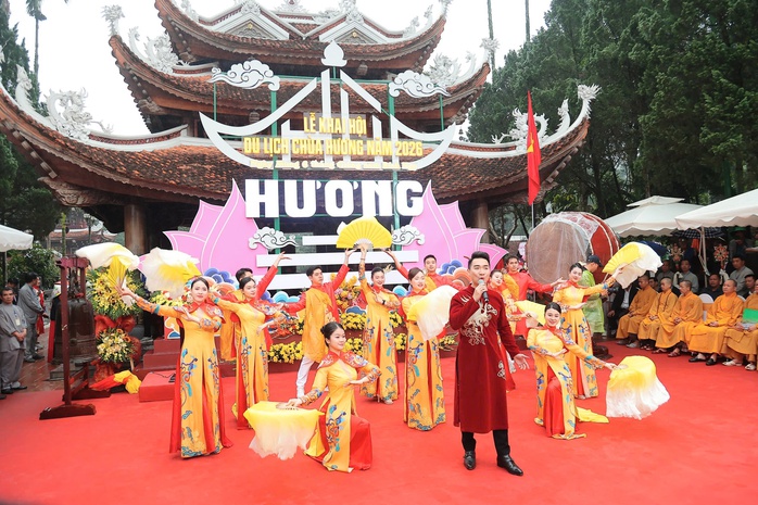 H&agrave;ng ngh&igrave;n du kh&aacute;ch "đội mưa" khai hội Ch&ugrave;a Hương 2026 - Ảnh 1.