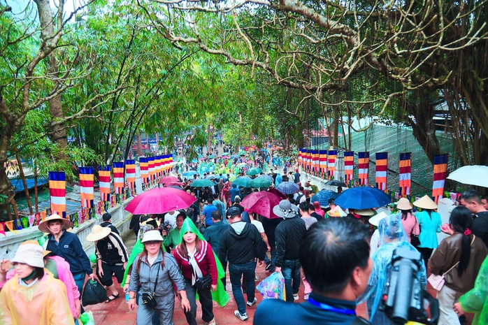 H&agrave;ng ngh&igrave;n du kh&aacute;ch "đội mưa" khai hội Ch&ugrave;a Hương 2026 - Ảnh 5.