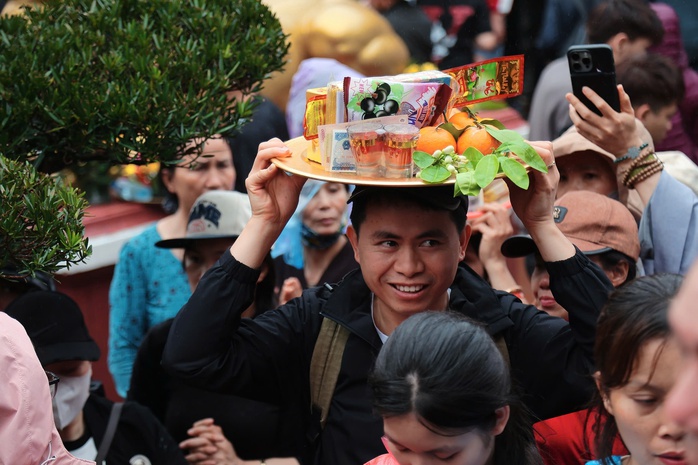 H&agrave;ng ngh&igrave;n du kh&aacute;ch "đội mưa" khai hội Ch&ugrave;a Hương 2026 - Ảnh 3.