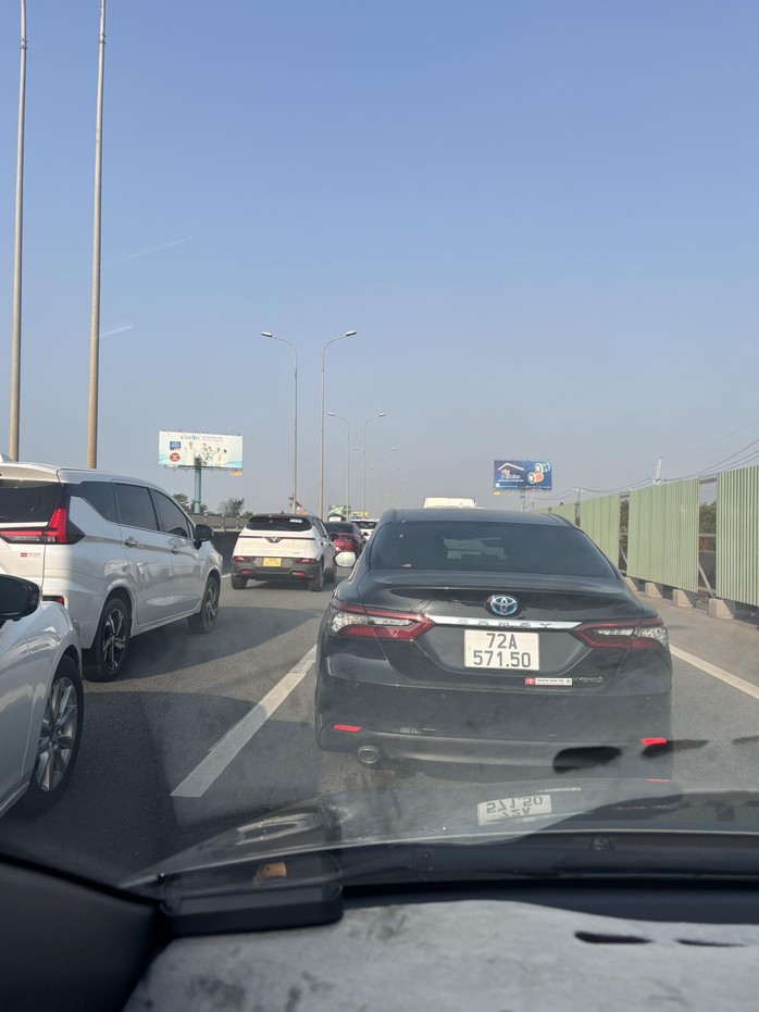 Va chạm trên cao tốc Long Thành - TPHCM , xe di chuyển chậm về TPHCM - Ảnh 5. Va chạm trên cao tốc Long Thành - TPHCM , xe di chuyển chậm về TPHCM - Ảnh 5.