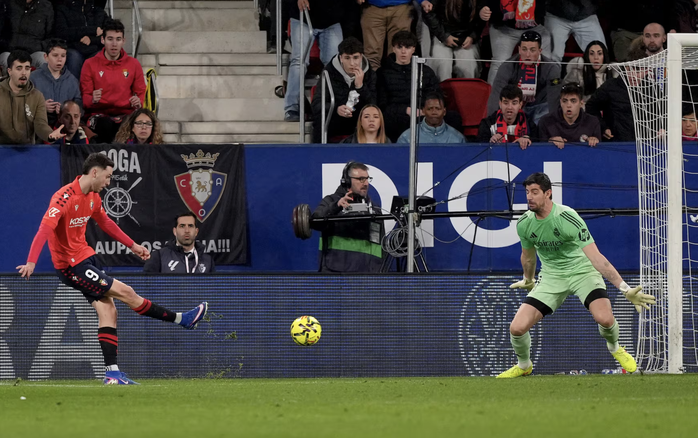 Real Madrid gục ng&atilde; ph&uacute;t b&ugrave; giờ tại La Liga - Ảnh 4.