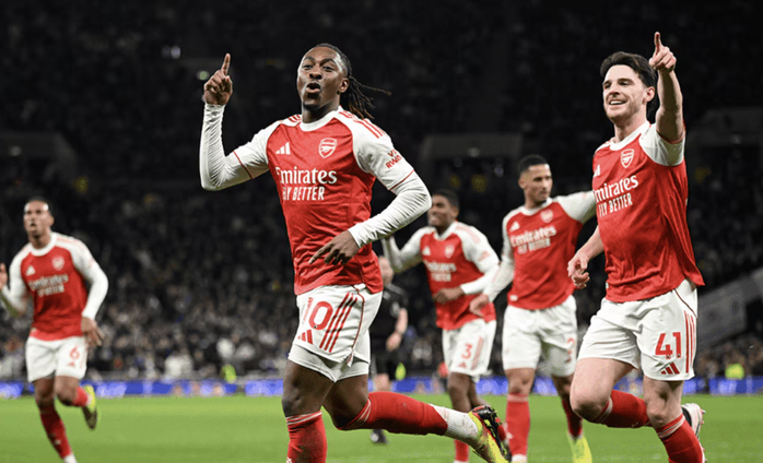 Arsenal thắng nghiền &eacute;p Tottenham, Eze rực s&aacute;ng derby Bắc London - Ảnh 1.