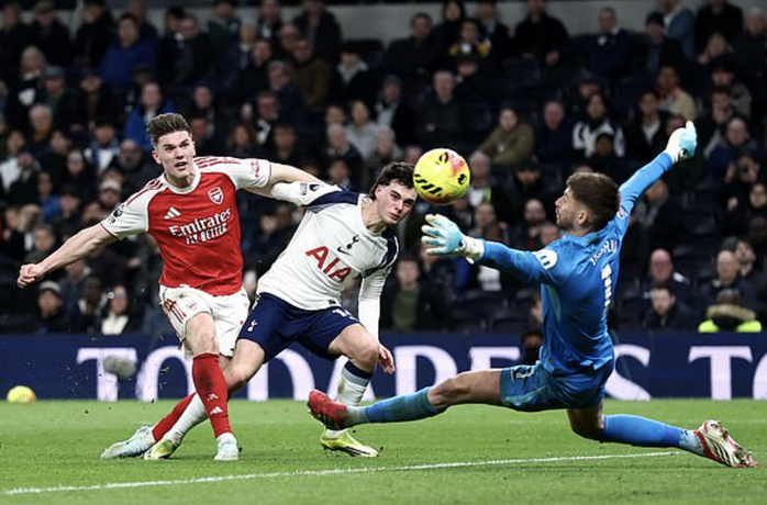 Arsenal thắng nghiền &eacute;p Tottenham, Eze rực s&aacute;ng derby Bắc London - Ảnh 3.