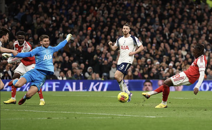 Arsenal thắng nghiền &eacute;p Tottenham, Eze rực s&aacute;ng derby Bắc London - Ảnh 4.