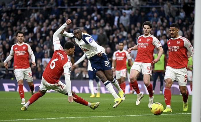 Arsenal thắng nghiền &eacute;p Tottenham, Eze rực s&aacute;ng derby Bắc London - Ảnh 2.