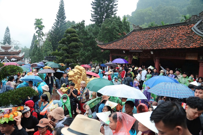 H&agrave;ng ngh&igrave;n du kh&aacute;ch "đội mưa" khai hội Ch&ugrave;a Hương 2026 - Ảnh 2.