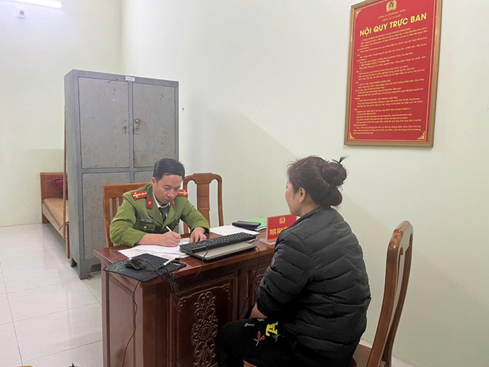 Đậu xe tr&ecirc;n đường bất ngờ bị một người phụ nữ đến thu tiền bến b&atilde;i - Ảnh 1.