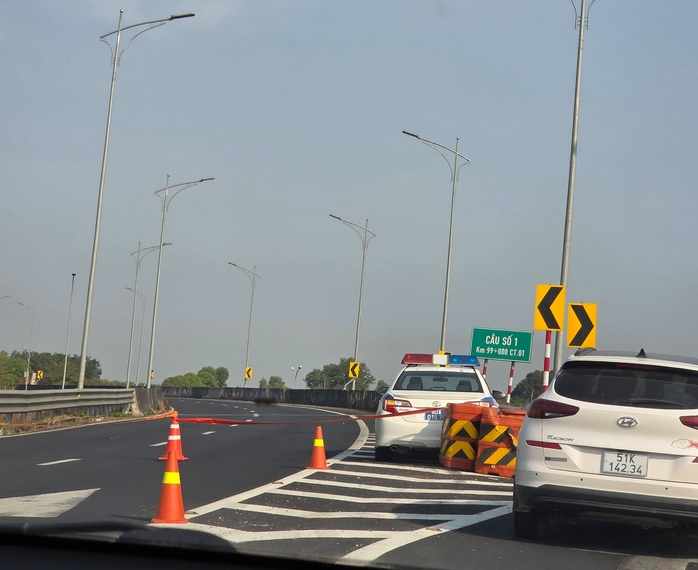 Va chạm trên cao tốc Long Thành - TPHCM , xe di chuyển chậm về TPHCM - Ảnh 2. Va chạm trên cao tốc Long Thành - TPHCM , xe di chuyển chậm về TPHCM - Ảnh 2.