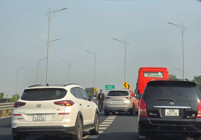 Va chạm trên cao tốc Long Thành - TPHCM , xe di chuyển chậm về TPHCM - Ảnh 3. Va chạm trên cao tốc Long Thành - TPHCM , xe di chuyển chậm về TPHCM - Ảnh 3.