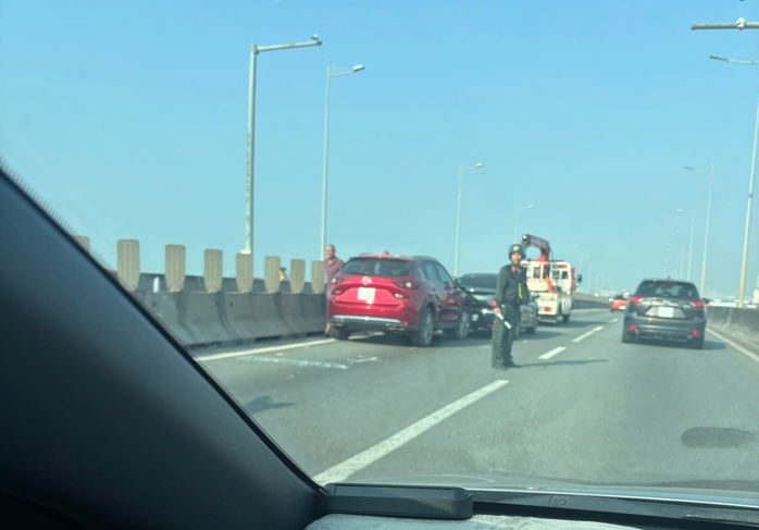 Va chạm trên cao tốc Long Thành - TPHCM , xe di chuyển chậm về TPHCM - Ảnh 4. Va chạm trên cao tốc Long Thành - TPHCM , xe di chuyển chậm về TPHCM - Ảnh 4.