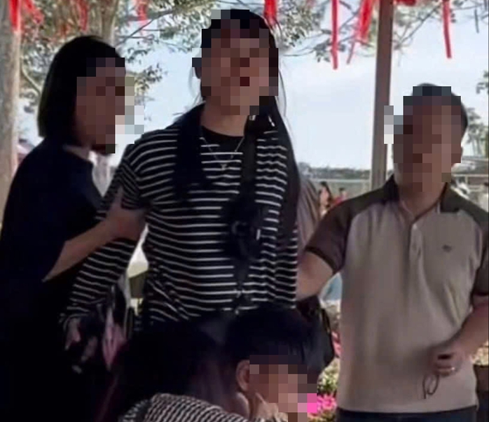 X&ocirc;n xao vụ gi&agrave;nh ghế ngồi tại khu vui chơi khiến x&ocirc; x&aacute;t ồn &agrave;o - Ảnh 1.