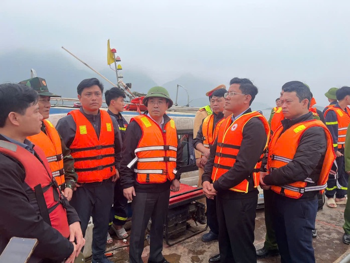 Ch&igrave;m t&agrave;u chở kh&aacute;ch đi ch&uacute;c Tết, 1 người chết, 5 người mất t&iacute;ch: Khẩn trương l&agrave;m r&otilde; nguy&ecirc;n nh&acirc;n - Ảnh 1.