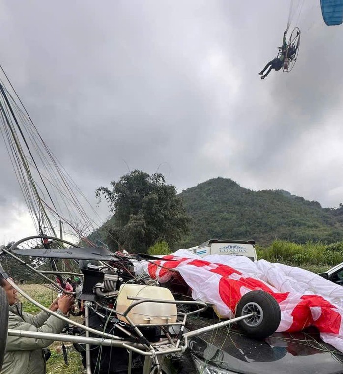 D&ugrave; lượn bất ngờ rơi tr&uacute;ng &ocirc; t&ocirc; đang lưu th&ocirc;ng tr&ecirc;n quốc lộ - Ảnh 1.