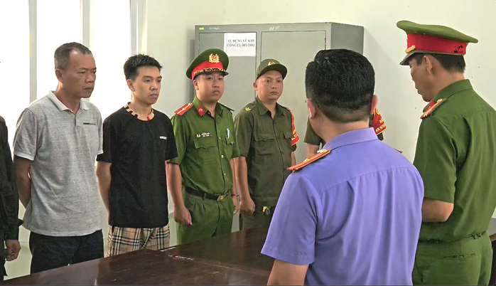 Khởi tố chủ quán cơm niêu và nhân viên đánh du khách từ mâu thuẫn đậu xe - Ảnh 1.