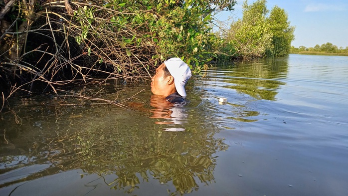 VIDEO: Mò hang cấm lịch ở Cà Mau - Ảnh 2.