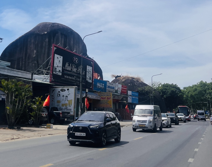 Độc lạ kỳ quan &ldquo;Đ&aacute; Ba Chồng" - Ảnh 2.