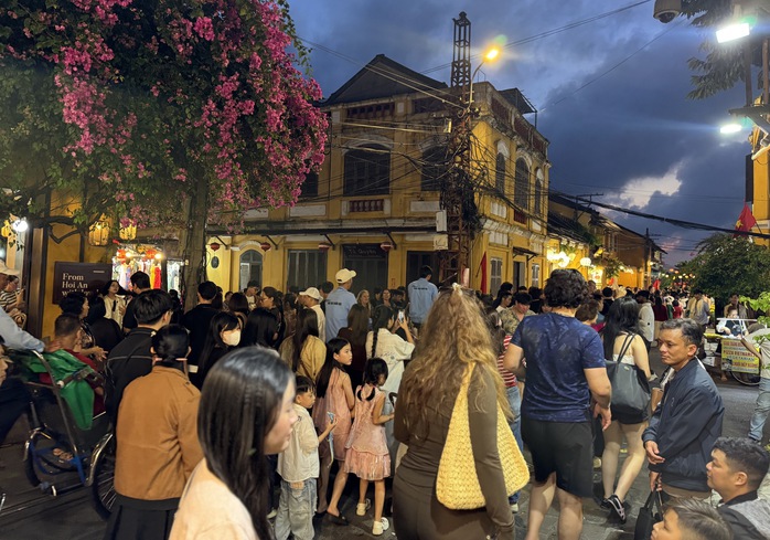 Đà Nẵng du lịch Tết 2026 thu hút 1 , 1 triệu lượt khách và 4 . 000 Tỉ đồng doanh thu - Ảnh 1. Đà Nẵng du lịch Tết 2026 thu hút 1 , 1 triệu lượt khách và 4 . 000 Tỉ đồng doanh thu - Ảnh 1.