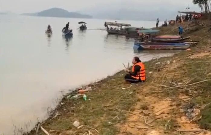 Ch&igrave;m t&agrave;u chở kh&aacute;ch đi ch&uacute;c Tết: T&igrave;m thấy th&ecirc;m 4 thi thể - Ảnh 2.