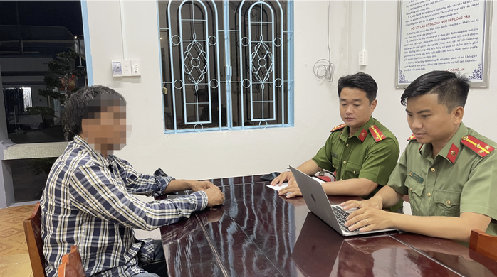 Lập bi&ecirc;n bản đối tượng x&uacute;c phạm nh&acirc;n phẩm chỉ huy C&ocirc;ng an x&atilde; tại Vĩnh Long - Ảnh 1.