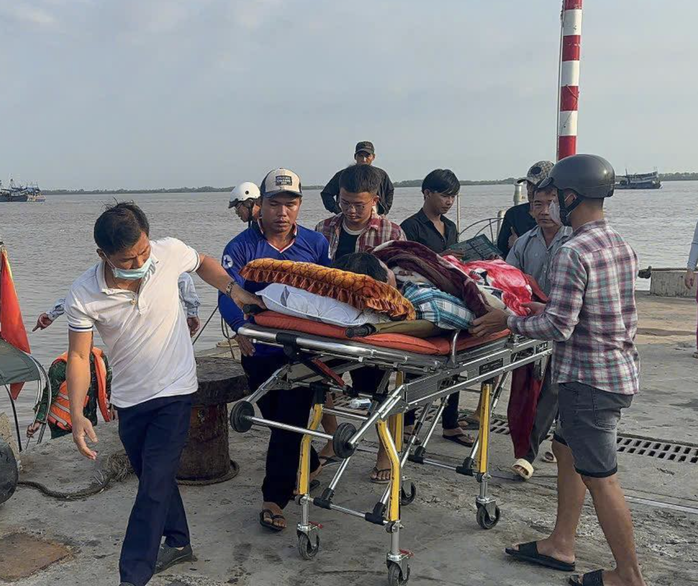 Cấp cứu thuyền trưởng nghi đột qụy tr&ecirc;n biển tại Vĩnh Long - Ảnh 1.