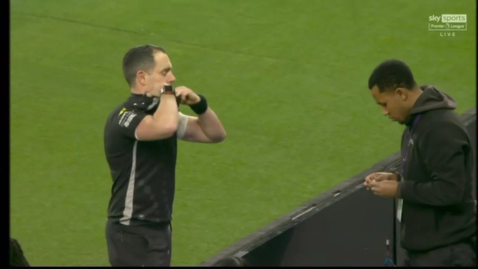 Hy hữu: “Đại chiến” Tottenham và Arsenal bị gián đoạn 2 lần - Ảnh 1.