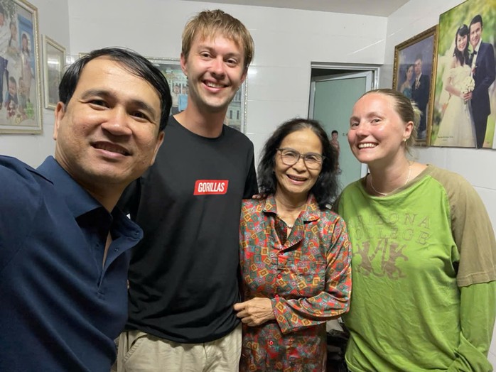 Đêm mồng một Tết ở Huế: Gặp gỡ hai vị khách Đan Mạch - Ảnh 1. Đêm mồng một Tết ở Huế: Gặp gỡ hai vị khách Đan Mạch - Ảnh 1.