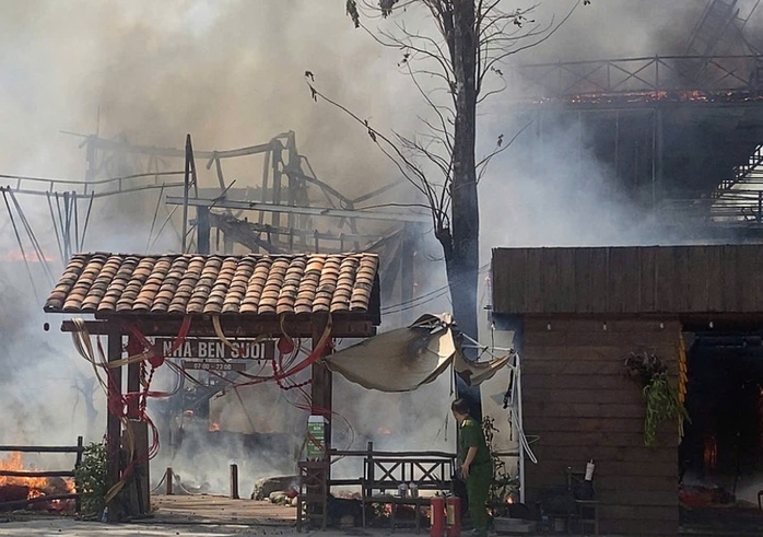 Ch&aacute;y lớn qu&aacute;n c&agrave; ph&ecirc; ở TPHCM - Ảnh 1.