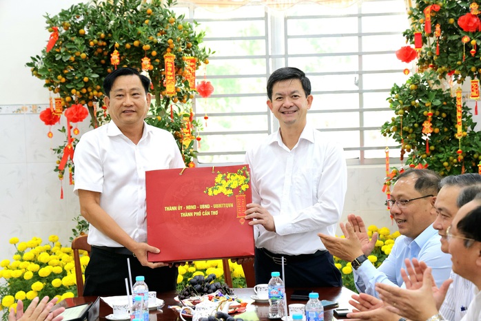 Bí thư thành ủy Cần Thơ chúc Tết , kỳ vọng phát triển kinh tế năm 2026 - Ảnh 3. Bí thư thành ủy Cần Thơ chúc Tết , kỳ vọng phát triển kinh tế năm 2026 - Ảnh 3.