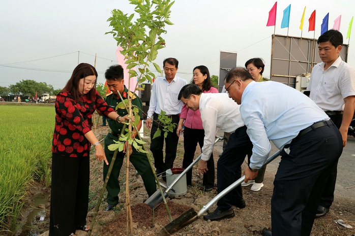 L&atilde;nh đạo TP Cần Thơ ph&aacute;t động "Tết trồng c&acirc;y" v&agrave; thăm đồng đầu năm mới - Ảnh 3.
