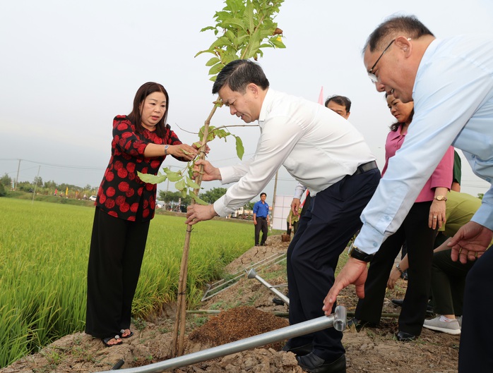 L&atilde;nh đạo TP Cần Thơ ph&aacute;t động "Tết trồng c&acirc;y" v&agrave; thăm đồng đầu năm mới - Ảnh 2.