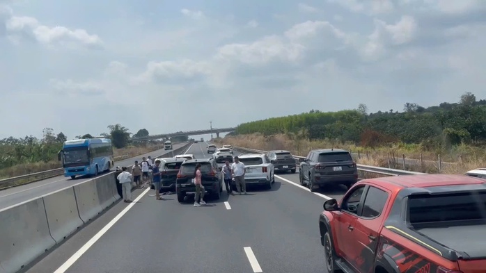 Va chạm liên hoàn trên cao tốc Phan Thiết - Dầu Giây - Ảnh 1.