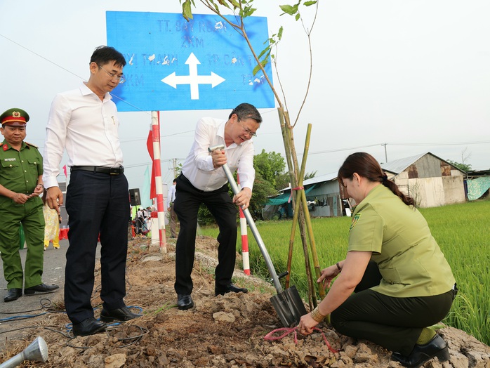 L&atilde;nh đạo TP Cần Thơ ph&aacute;t động "Tết trồng c&acirc;y" v&agrave; thăm đồng đầu năm mới - Ảnh 5.