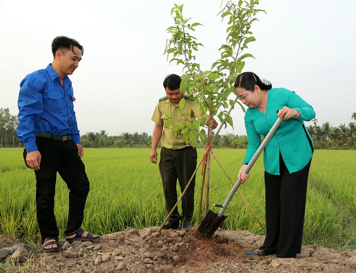 L&atilde;nh đạo TP Cần Thơ ph&aacute;t động "Tết trồng c&acirc;y" v&agrave; thăm đồng đầu năm mới - Ảnh 4.
